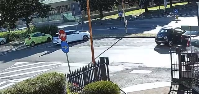 Il traverse la route et se fait faucher par des voitures : vidéo choc