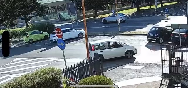 Il traverse la route et se fait faucher par des voitures : vidéo choc