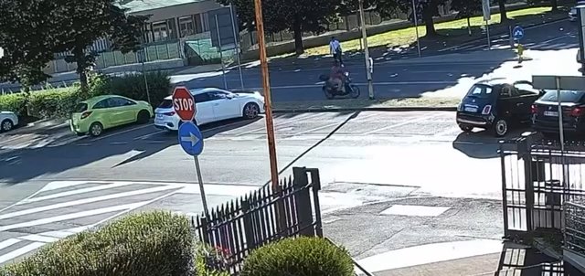 Attraversa la strada e viene falciato da auto: video shock