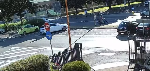 Il traverse la route et se fait faucher par des voitures : vidéo choc