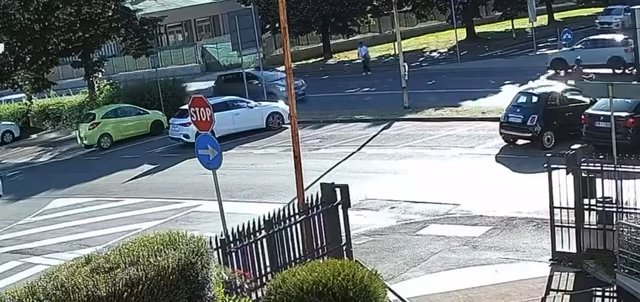 Il traverse la route et se fait faucher par des voitures : vidéo choc