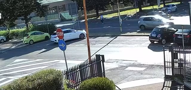 Il traverse la route et se fait faucher par des voitures : vidéo choc