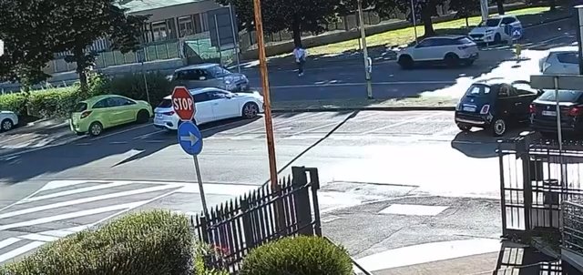 Il traverse la route et se fait faucher par des voitures : vidéo choc