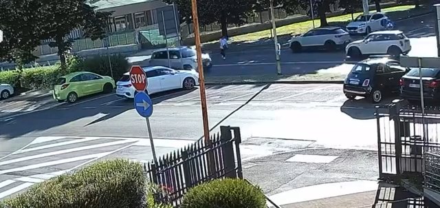 Il traverse la route et se fait faucher par des voitures : vidéo choc