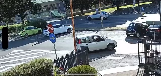 Cruza la calle y es atropellado por autos: impactante video