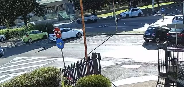 Il traverse la route et se fait faucher par des voitures : vidéo choc