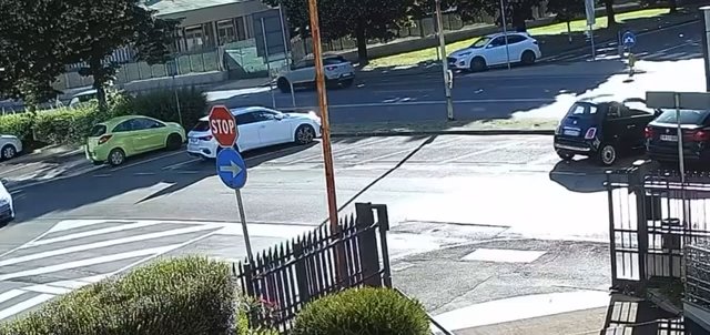 Cruza la calle y es atropellado por autos: impactante video