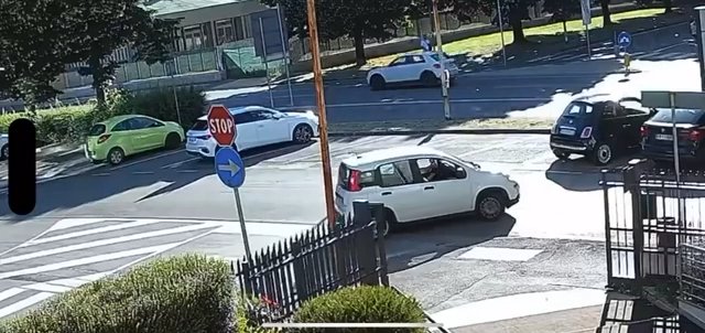 Attraversa la strada e viene falciato da auto: video shock