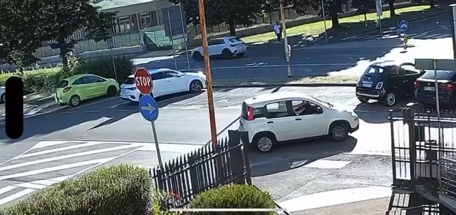 Attraversa la strada e viene falciato da auto: video shock