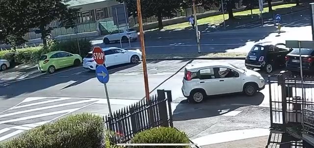 Attraversa la strada e viene falciato da auto: video shock