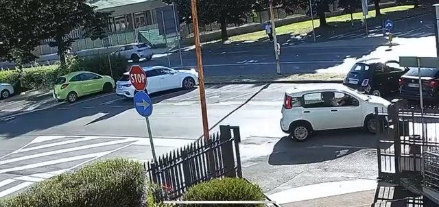 Cruza la calle y es atropellado por autos: impactante video