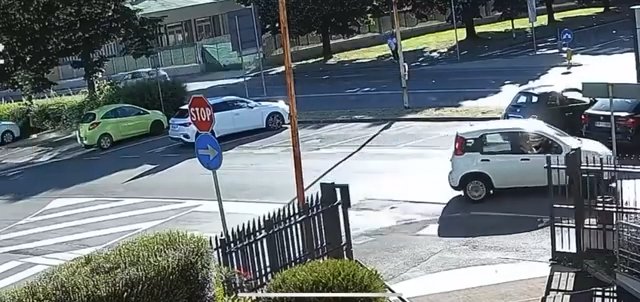 Attraversa la strada e viene falciato da auto: video shock