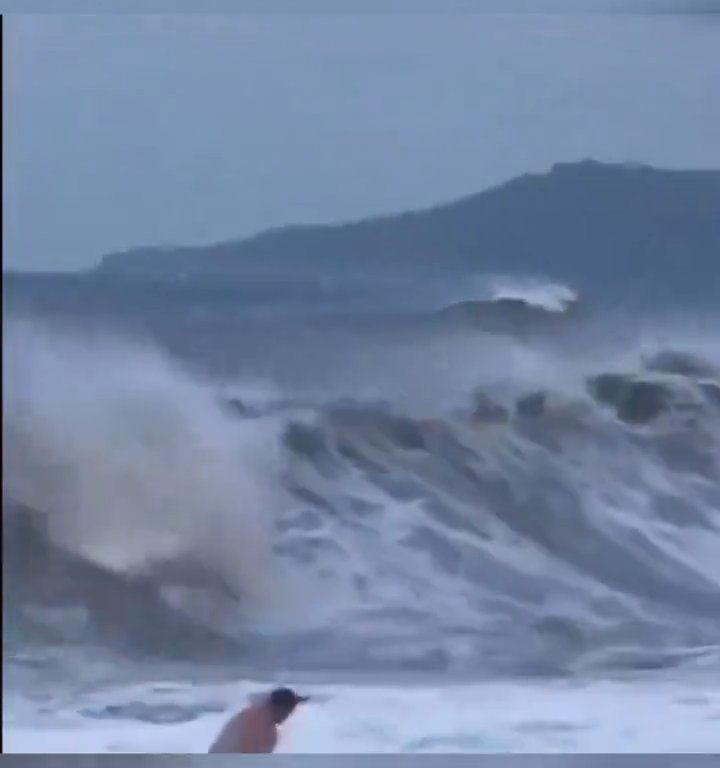 Besa a su novio en la playa, una ola monstruosa la mata: video viral