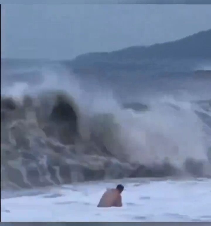 Besa a su novio en la playa, una ola monstruosa la mata: video viral