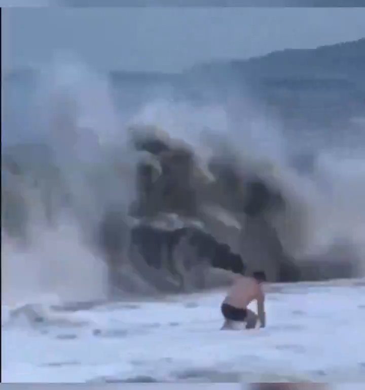 Besa a su novio en la playa, una ola monstruosa la mata: video viral