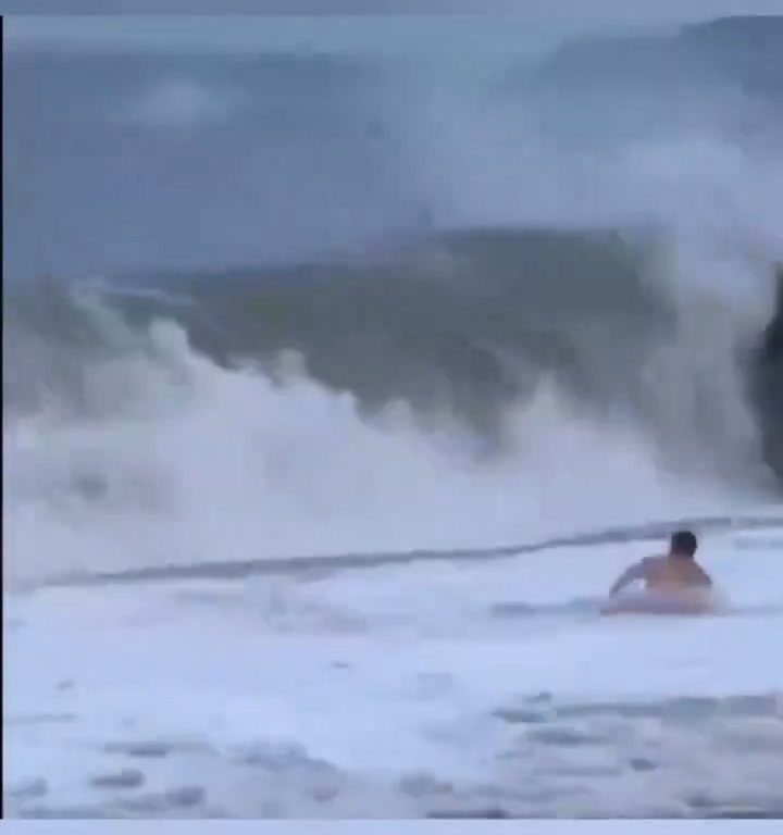 Elle embrasse son copain sur la plage, une vague anormale la tue : vidéo virale