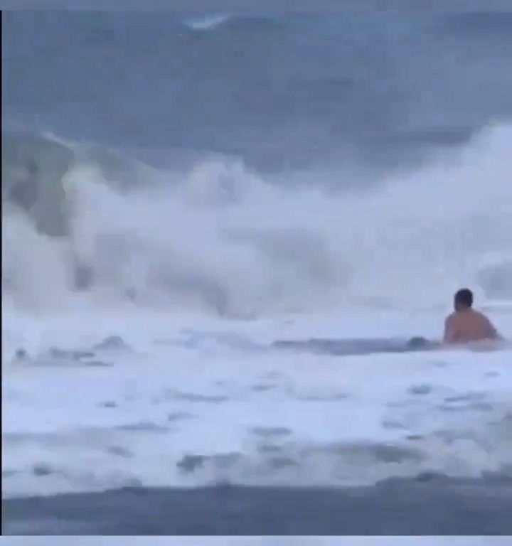 Besa a su novio en la playa, una ola monstruosa la mata: video viral