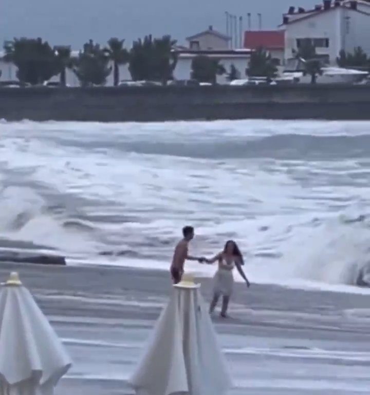 Besa a su novio en la playa, una ola monstruosa la mata: video viral