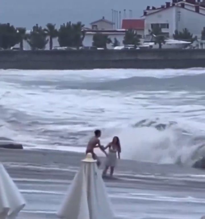 Elle embrasse son copain sur la plage, une vague anormale la tue : vidéo virale