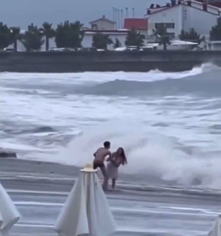 Besa a su novio en la playa, una ola monstruosa la mata: video viral