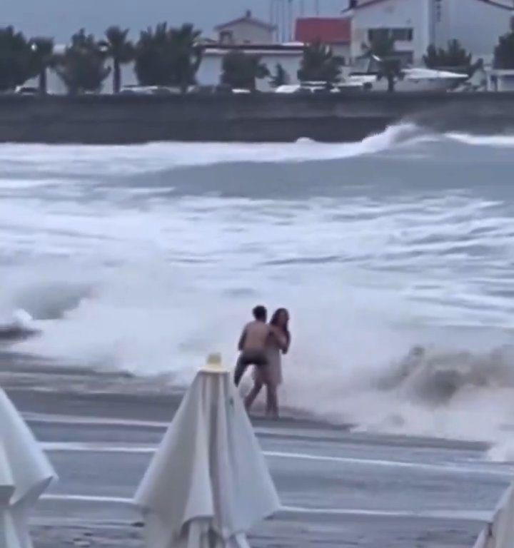 Besa a su novio en la playa, una ola monstruosa la mata: video viral