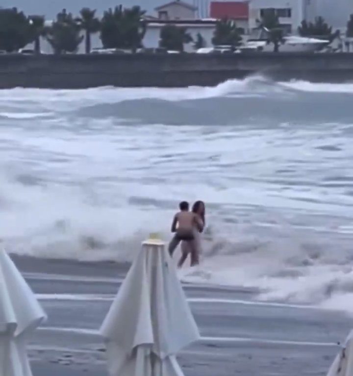 Elle embrasse son copain sur la plage, une vague anormale la tue : vidéo virale