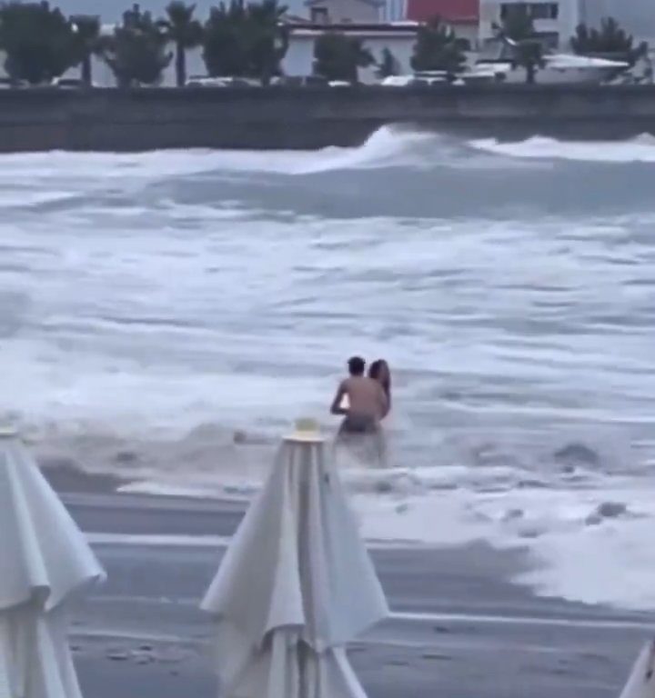 Besa a su novio en la playa, una ola monstruosa la mata: video viral