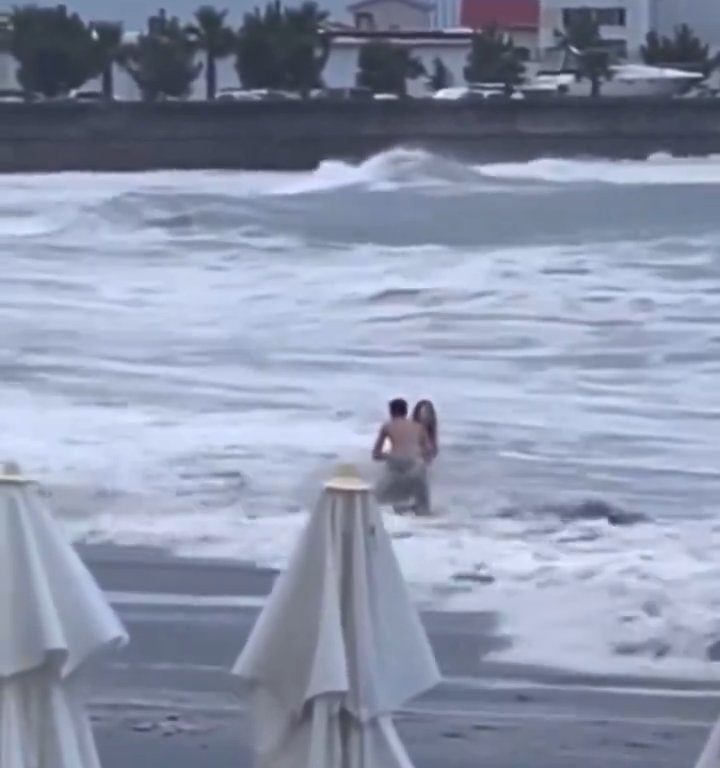 Besa a su novio en la playa, una ola monstruosa la mata: video viral