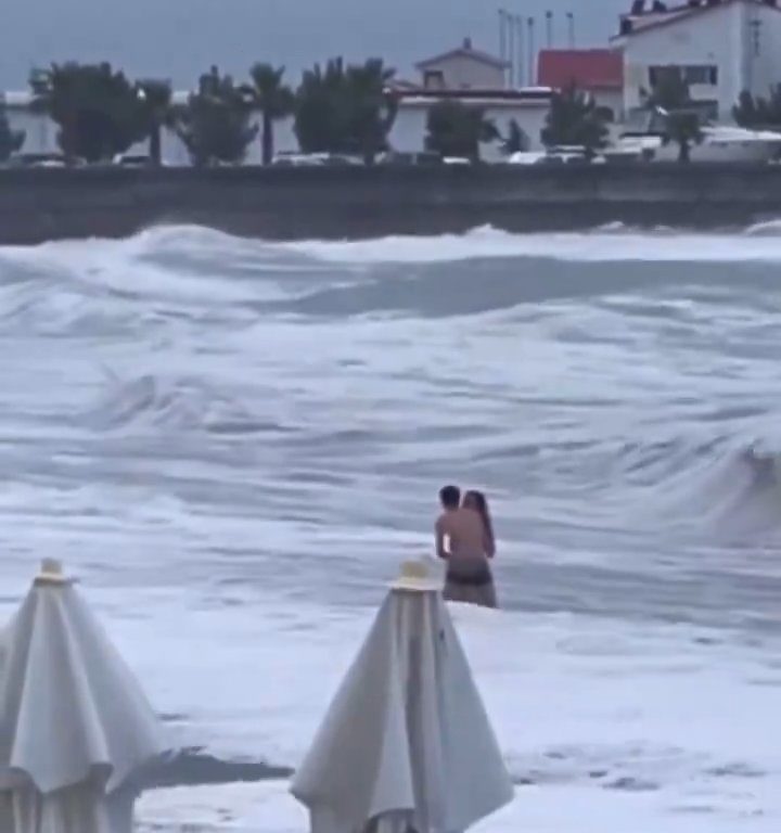 Elle embrasse son copain sur la plage, une vague anormale la tue : vidéo virale