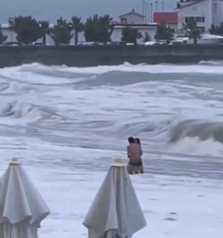 Besa a su novio en la playa, una ola monstruosa la mata: video viral