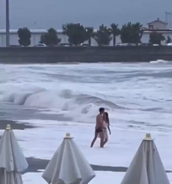 Besa a su novio en la playa, una ola monstruosa la mata: video viral