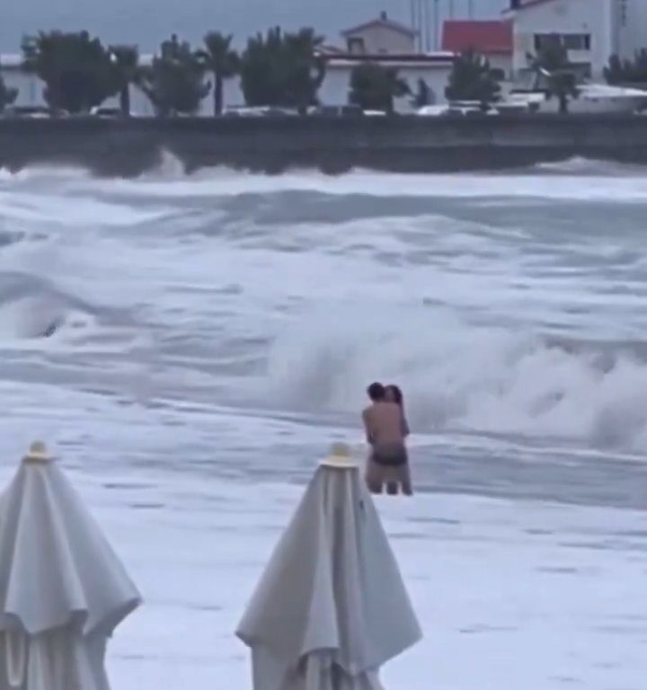 Elle embrasse son copain sur la plage, une vague anormale la tue : vidéo virale