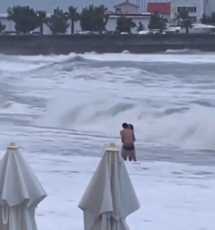 Besa a su novio en la playa, una ola monstruosa la mata: video viral