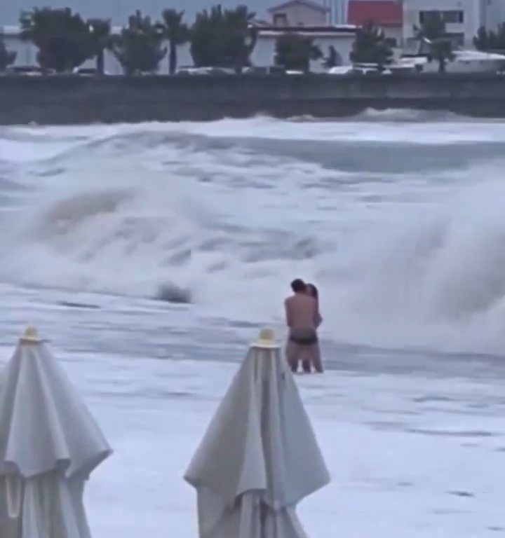 Elle embrasse son copain sur la plage, une vague anormale la tue : vidéo virale