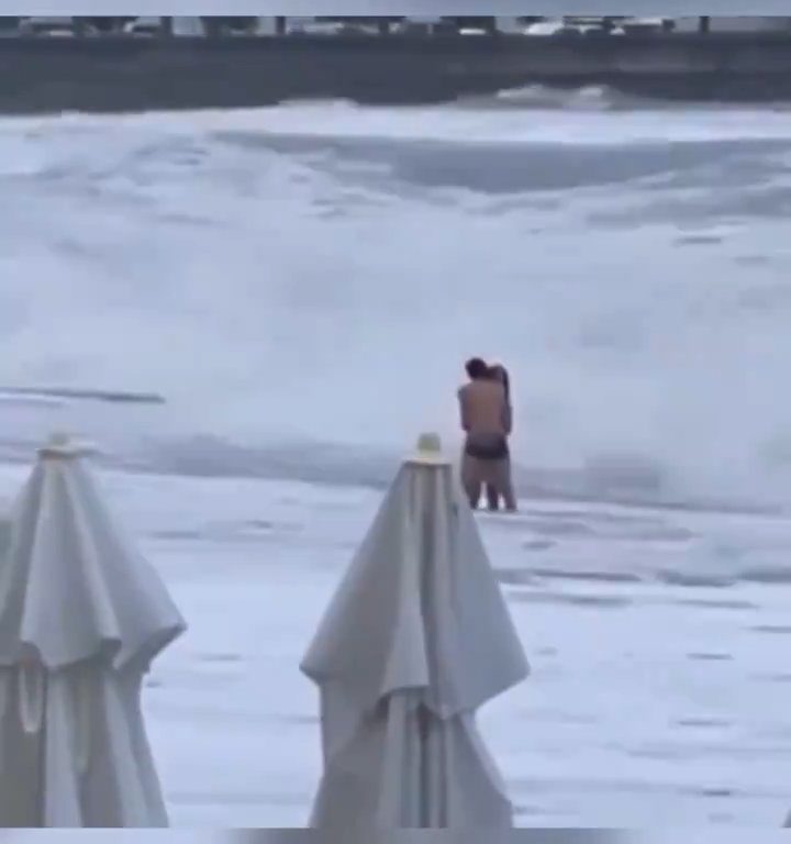 Besa a su novio en la playa, una ola monstruosa la mata: video viral