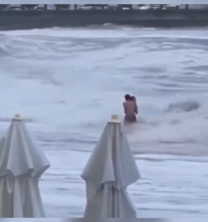 Besa a su novio en la playa, una ola monstruosa la mata: video viral