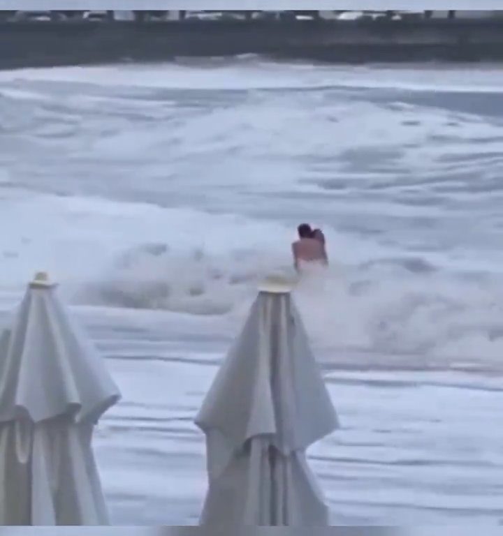 Elle embrasse son copain sur la plage, une vague anormale la tue : vidéo virale