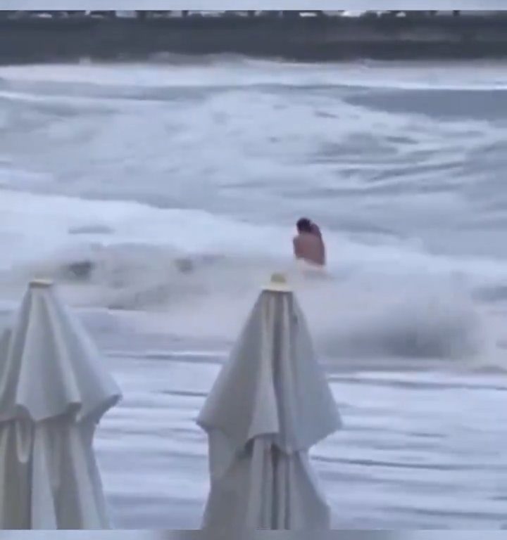 Besa a su novio en la playa, una ola monstruosa la mata: video viral