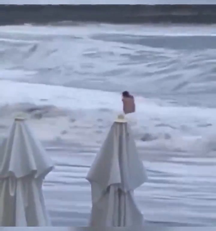 Elle embrasse son copain sur la plage, une vague anormale la tue : vidéo virale