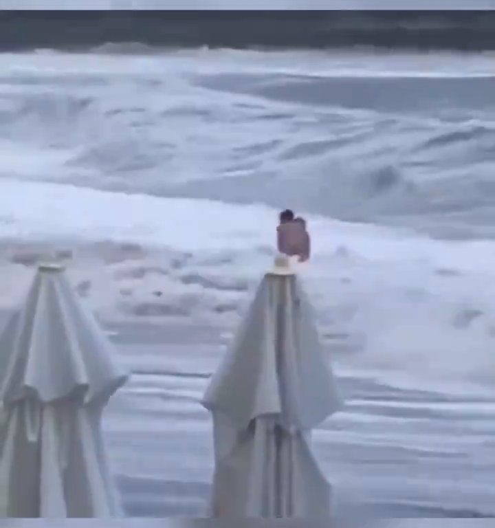 Elle embrasse son copain sur la plage, une vague anormale la tue : vidéo virale