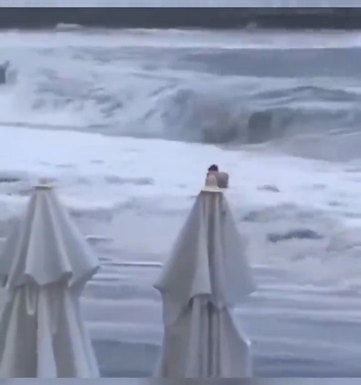 Elle embrasse son copain sur la plage, une vague anormale la tue : vidéo virale