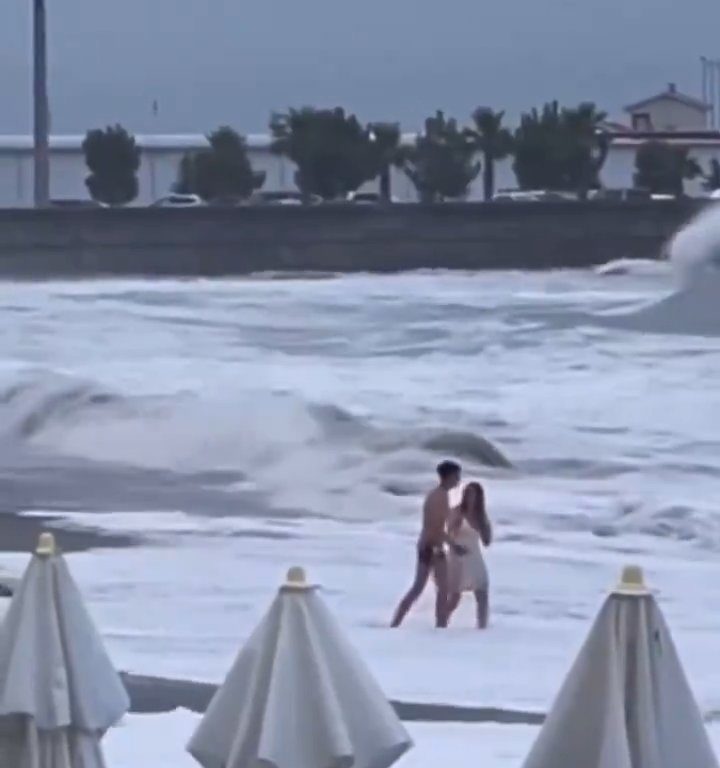 Elle embrasse son copain sur la plage, une vague anormale la tue : vidéo virale