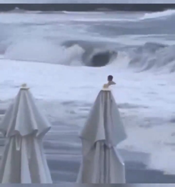 Besa a su novio en la playa, una ola monstruosa la mata: video viral