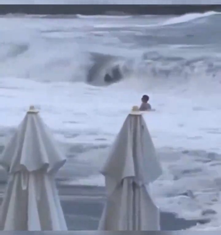 Besa a su novio en la playa, una ola monstruosa la mata: video viral