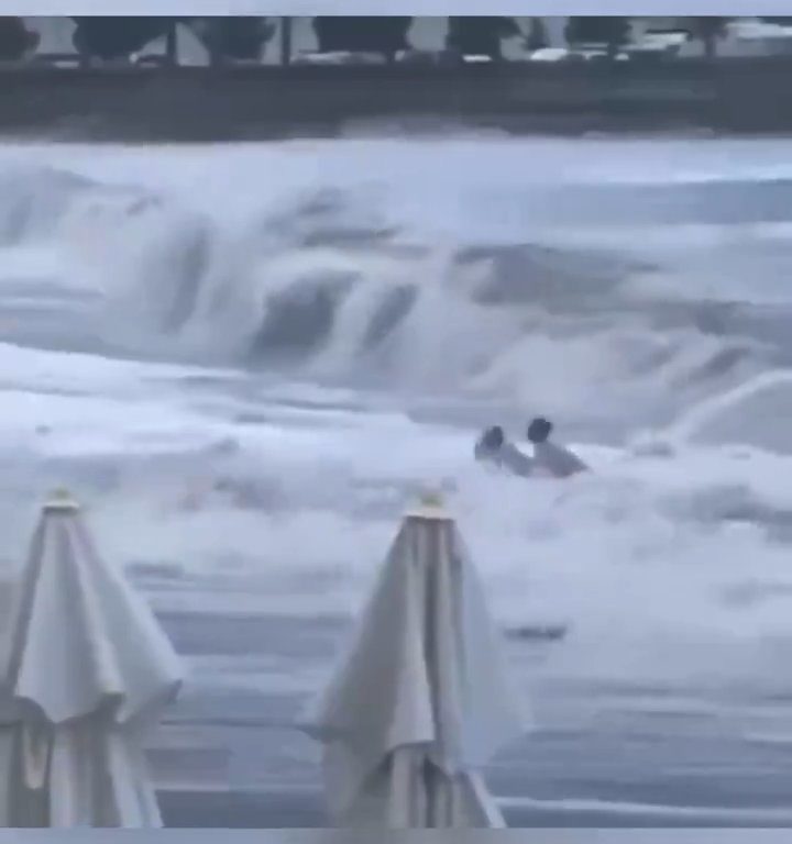 Elle embrasse son copain sur la plage, une vague anormale la tue : vidéo virale