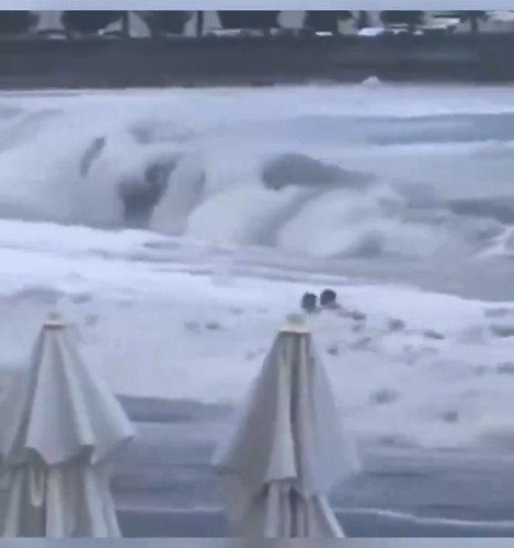 Elle embrasse son copain sur la plage, une vague anormale la tue : vidéo virale