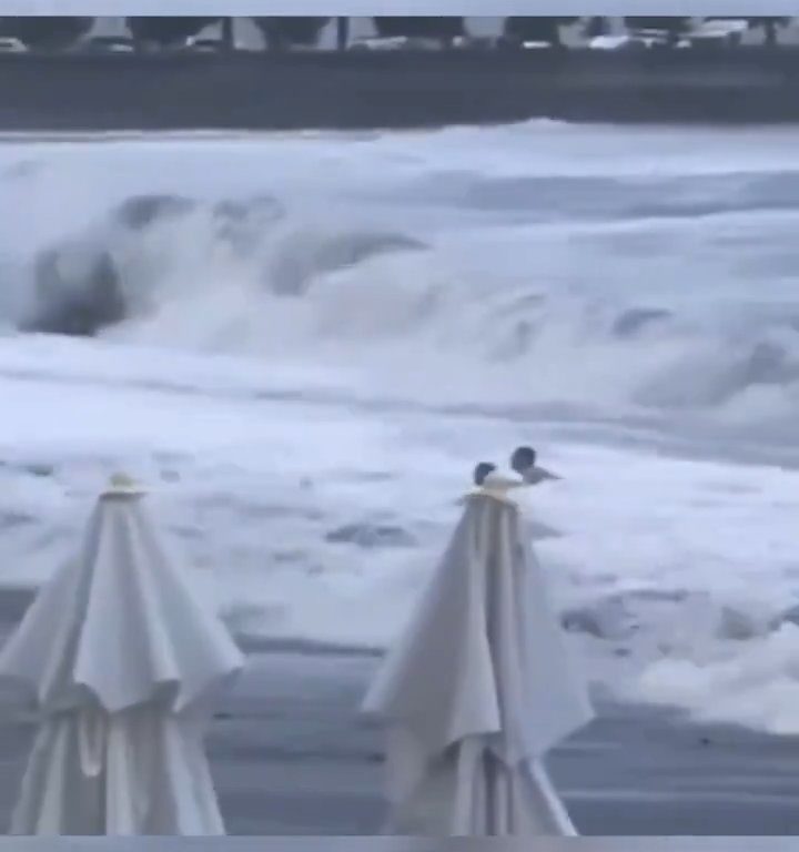 Besa a su novio en la playa, una ola monstruosa la mata: video viral