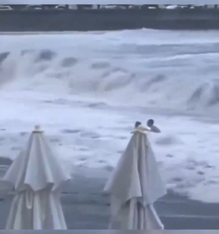 Elle embrasse son copain sur la plage, une vague anormale la tue : vidéo virale