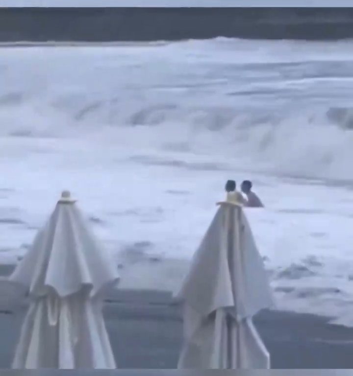 Elle embrasse son copain sur la plage, une vague anormale la tue : vidéo virale