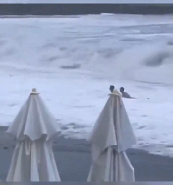 Elle embrasse son copain sur la plage, une vague anormale la tue : vidéo virale